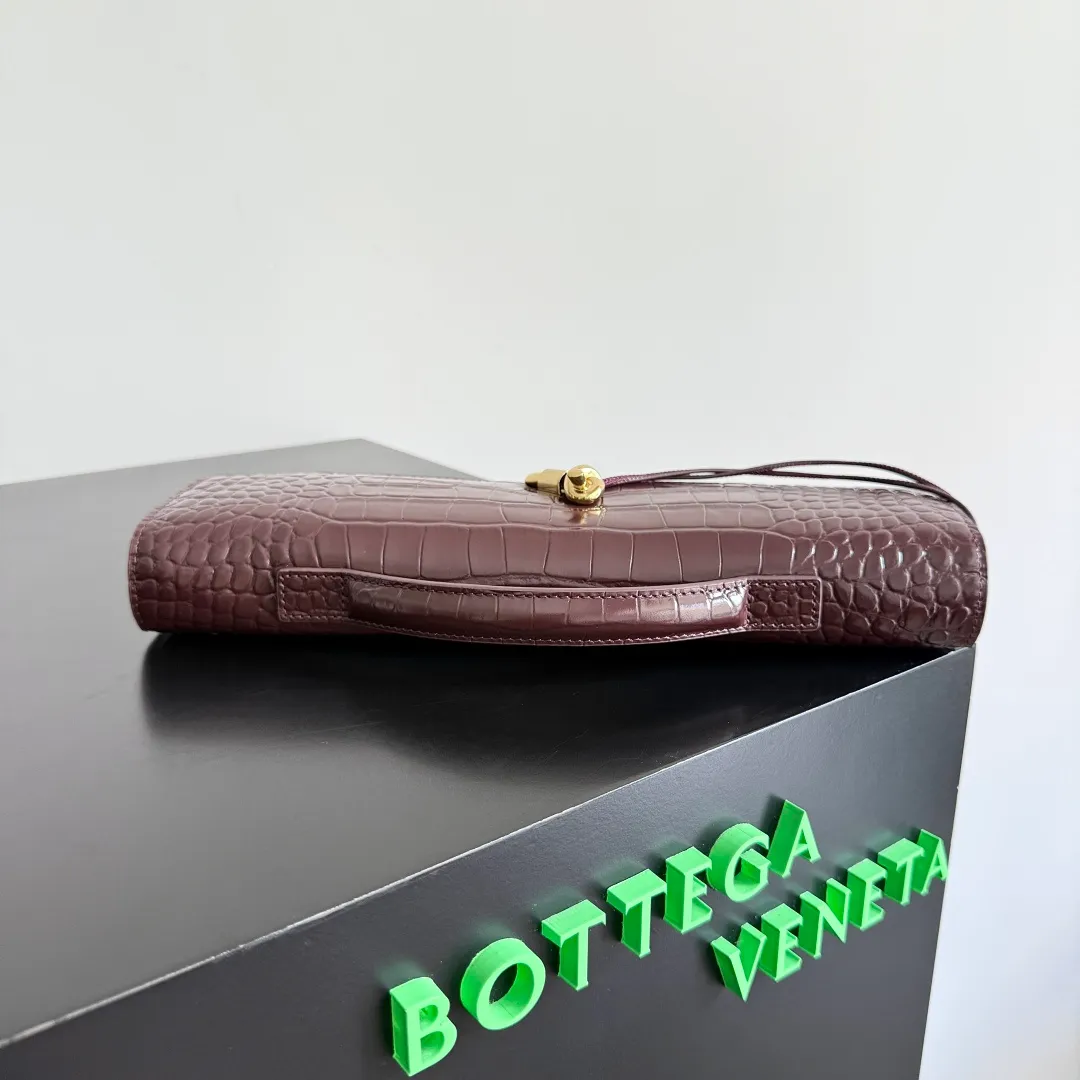 The batch of 1420 BV Andiamo evening handbags has been heavily planted again~ The designer aesthetics in the era of economic downturn are back. I fall in love with it at first sight and can't put it down. It's so beautiful and full of aura. The shape and texture are very competitive. It is light in weight and has sufficient capacity. It is a must-have for fashion people. It is suitable for many occasions, minimalist, high-end and light luxury. Style number: 741511 Size: 31*13*3cm